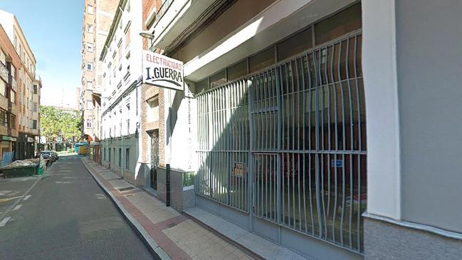 Imagen antes - La tienda de electricidad, en 2017, y el aspecto actual de la misma.