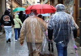 Viandantes se protegen de la lluvia en Segovia el pasado viernes.