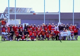 La plantilla de los Lobos celebra el ascenso en el campo de Las Leonas, en Vallecas.