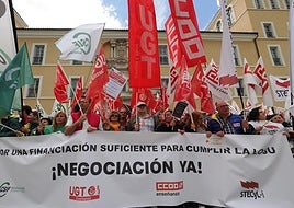 Los representantes sindicales, a la puerta de la Consejería de Educación