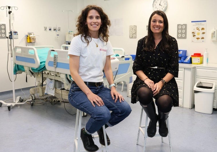 Marta Rico y Sara García Villanueva, de la Asociación Científica de Matronas de Castilla y León, en las instalaciones de la Facultad de Enfermería: