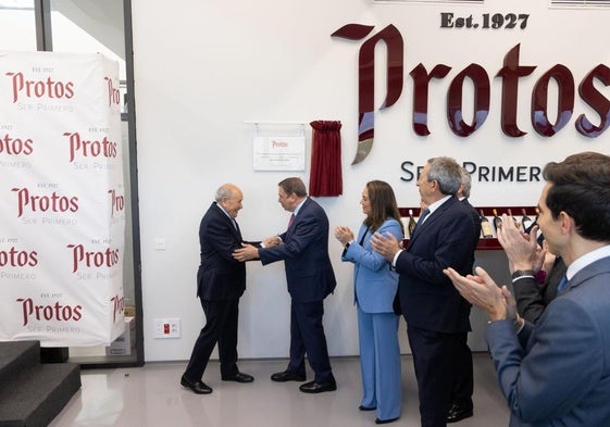 El ministro de Agricultura, Luis Planas descubre la placa de la nueva bodega ante la presencia de Edmundo Bayón y el resto de autoridades