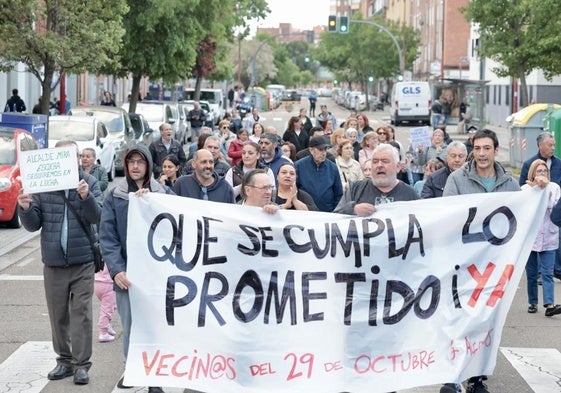 Los vecinos, por las calles de la barriada del 29 de octubre durante la protesta.
