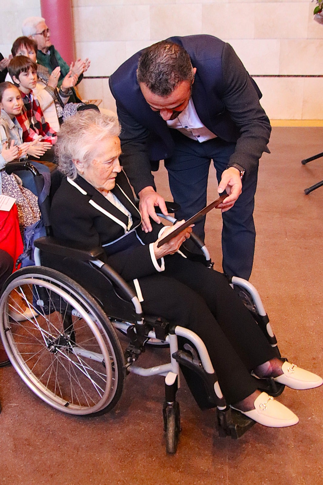 Teresa Mancho Cuadrado, de 93 años, recibe el homenaje de Villabrágima
