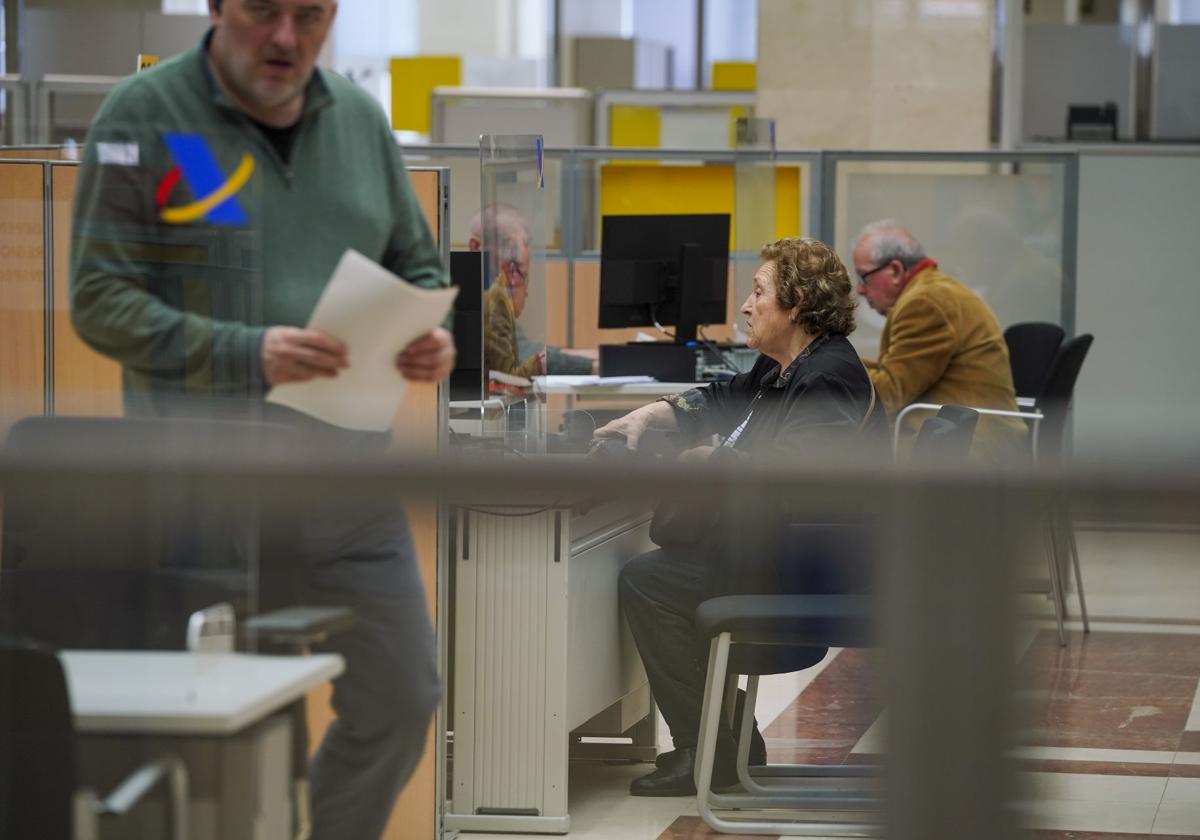 Contribuyentes y funcionarios de la Agencia Tributaria en las oficinas de la AEAT.