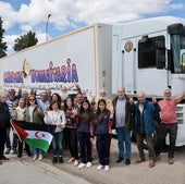 Integrantes de la asociación Amigos del Pueblo Saharaui, junto al camión con material que viajará a los campamentos de refugiados.