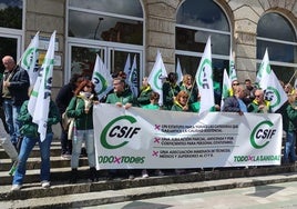 Protesta de CSIF, este martes en la Subdelegación del Gobierno.
