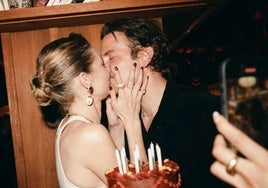 El ya famoso beso entre Gigi Hadid y Bradley Cooper.