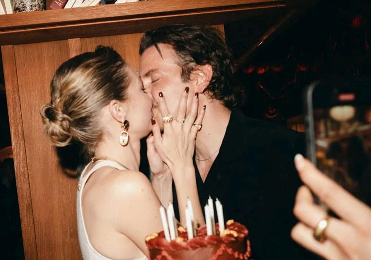 Un romántico beso oficializa la relación entre Gigi Hadid y Bradley Cooper