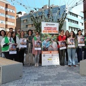 Representantes de varias asociaciones del Tercer Sector posan para presentar la campaña junto al nuevo macetero inteligente, junto a la iglesia de la Compañía.