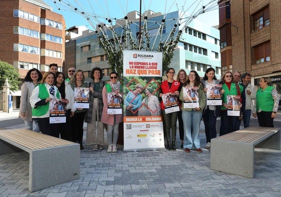 Representantes de varias asociaciones del Tercer Sector posan para presentar la campaña junto al nuevo macetero inteligente, junto a la iglesia de la Compañía.