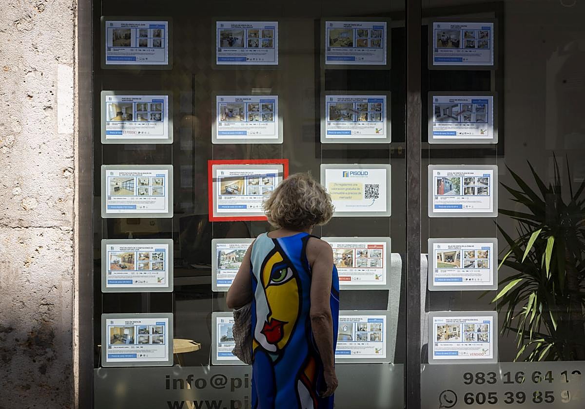 Una mujer observa los anuncios de una inmobiliaria, en una imagen de archivo.
