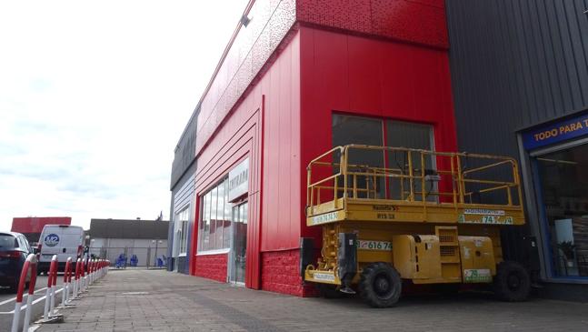 Imagen después - Entrada, con el arco azul, del futuro comercio de Jysk y, a su lado,, recién pintada de rojo, la otra mitad destinada a albergar otro negocio en el espacio que ocupaba el Toys R Us.