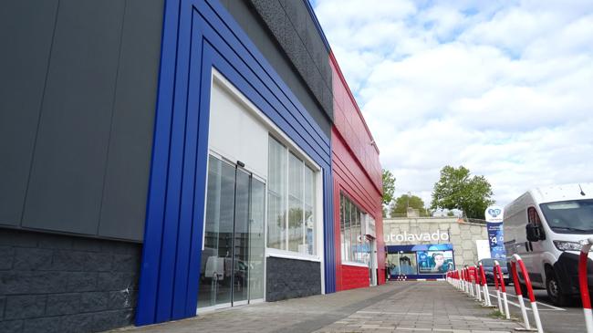 Imagen antes - Entrada, con el arco azul, del futuro comercio de Jysk y, a su lado,, recién pintada de rojo, la otra mitad destinada a albergar otro negocio en el espacio que ocupaba el Toys R Us.