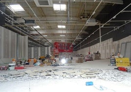 Obras de acondicionamiento de la tienda de Jysk, que ocupará la mitad del espacio dejado por Toys R Us junto al Carrefour de Parquesol.