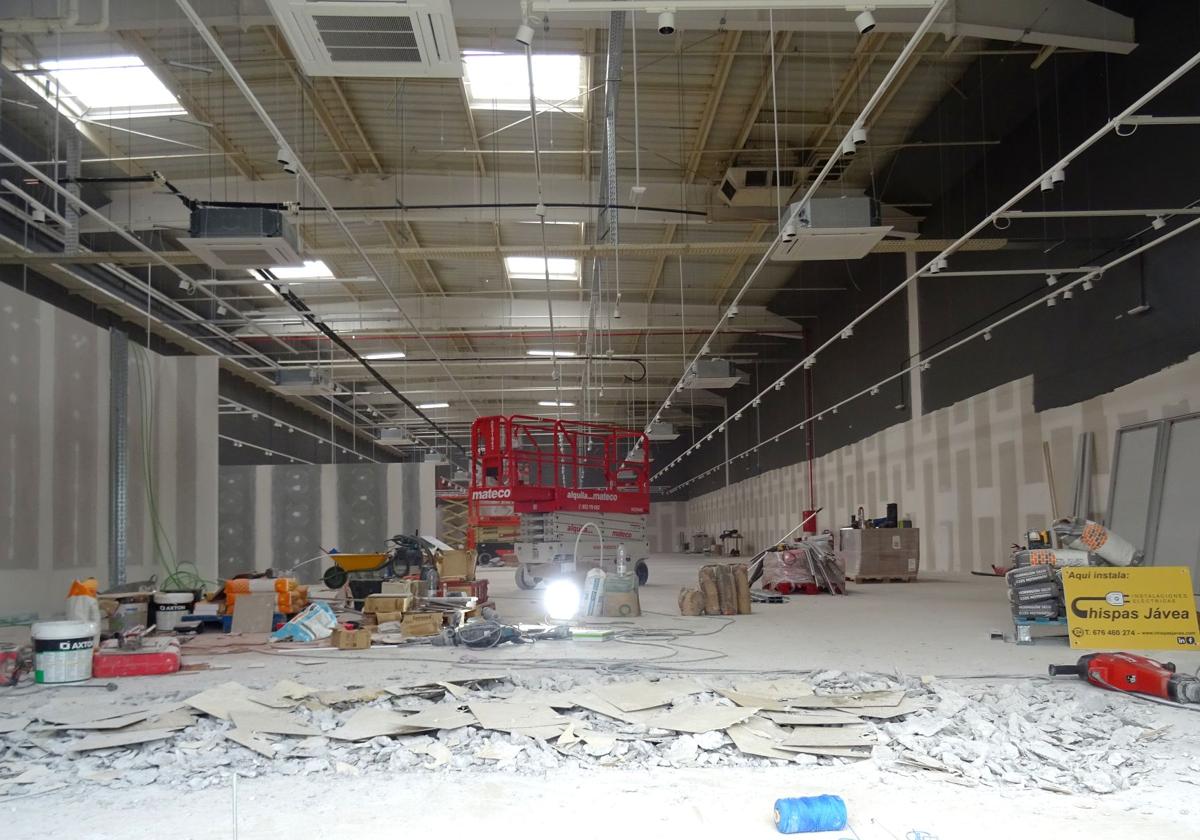 Obras de acondicionamiento de la tienda de Jysk, que ocupará la mitad del espacio dejado por Toys R Us junto al Carrefour de Parquesol.