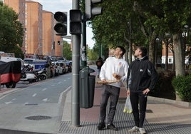 Dos personas se fijan en los semáforos apagados del cruce de la avenida de Palencia con la calle Penitencia.