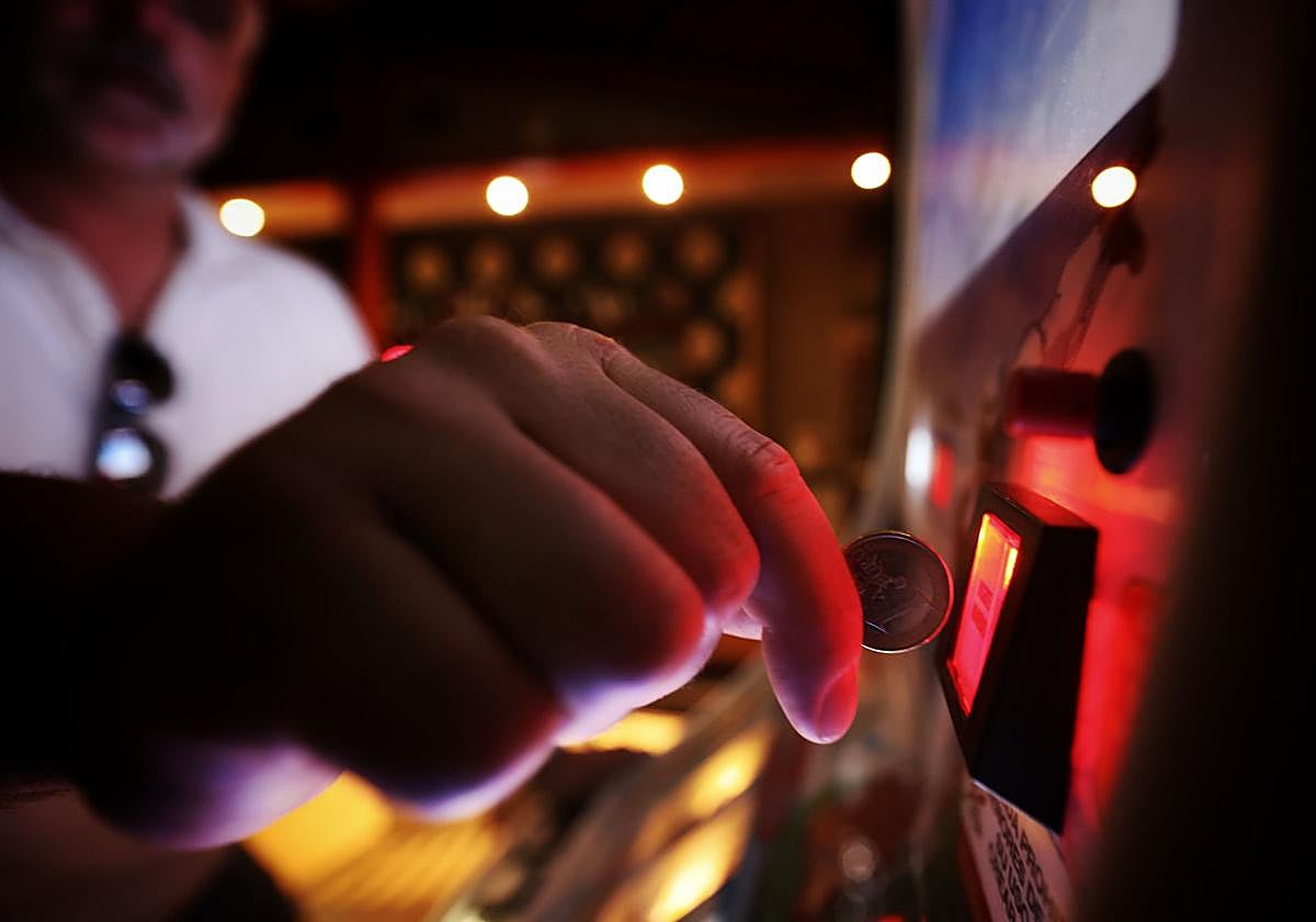 Imagen de archivo de una persona jugando a la tragaperras.