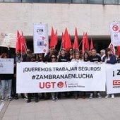 Protesta de los trabajadores del Zambrana frente a las Cortes, en abril de 2024.