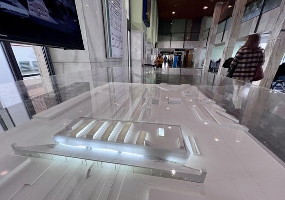 Maqueta de la nueva estación en el vestíbulo de la terminal actual.