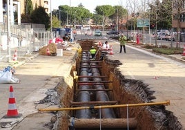 Obras de la red de calor en la calle Adolfo Miaja de la Muela de Parquesol, el pasado mes de febrero.