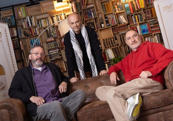 Alberto García, Jesús Cifuentes y Goyo Yeves, en una sala de Bodegas Menade en La Seca, donde han presentado la gira.