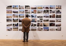 Un hombre observa varias fotografías en la exposición de la sala de La Pasión de Valladolid.
