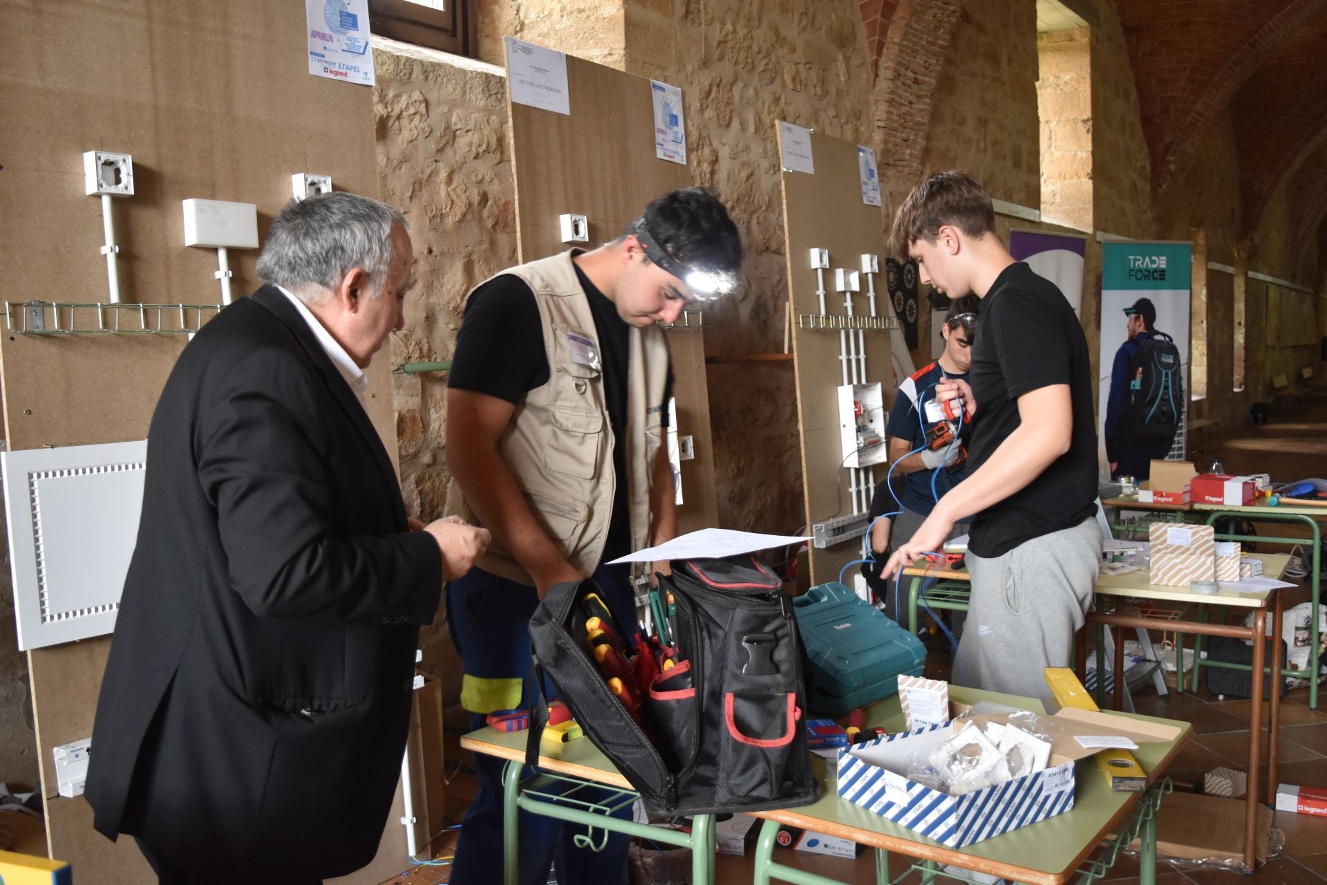 Concurso de sobretensiones, automáticos y tomas de corriente en Aguilar