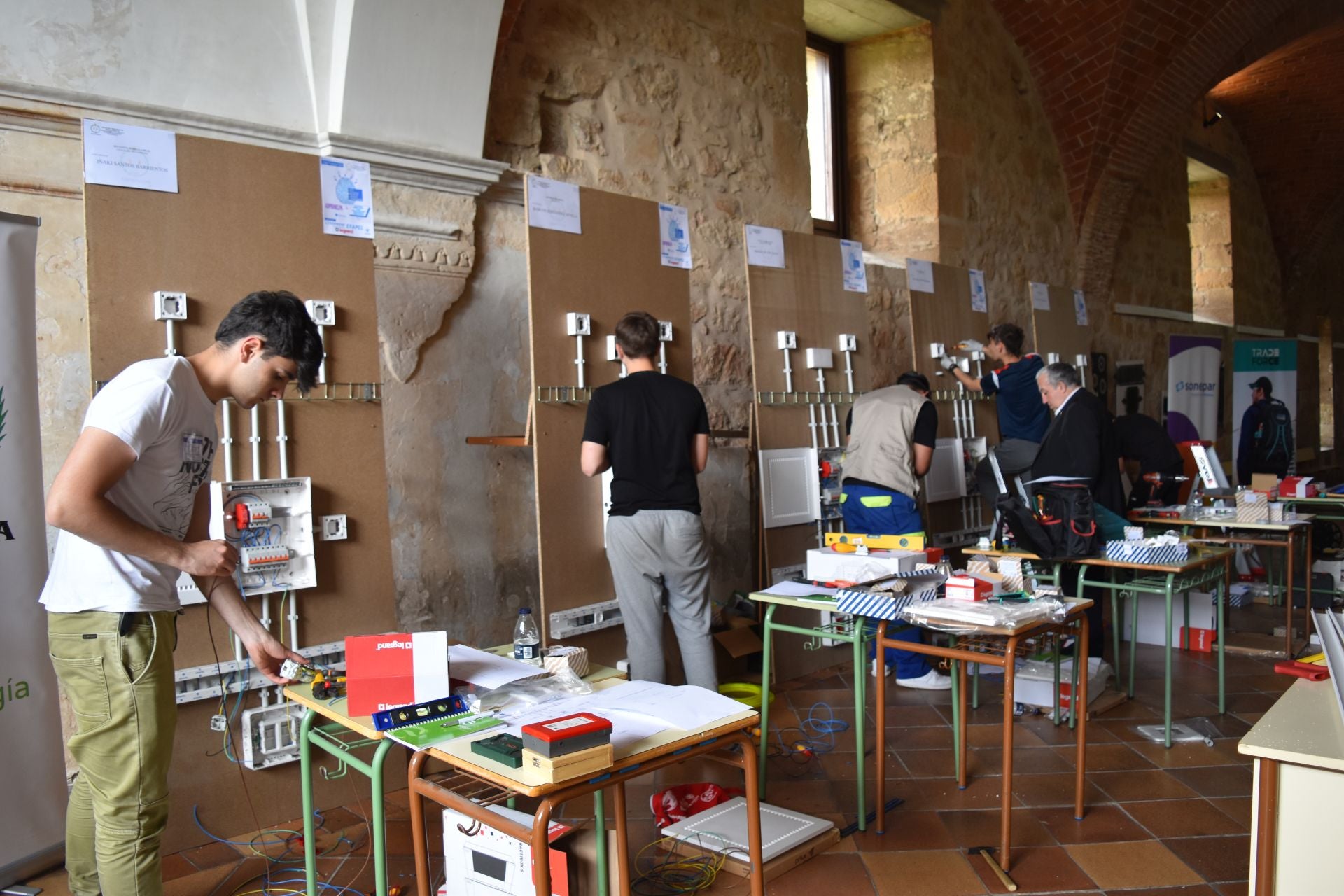 Concurso de sobretensiones, automáticos y tomas de corriente en Aguilar