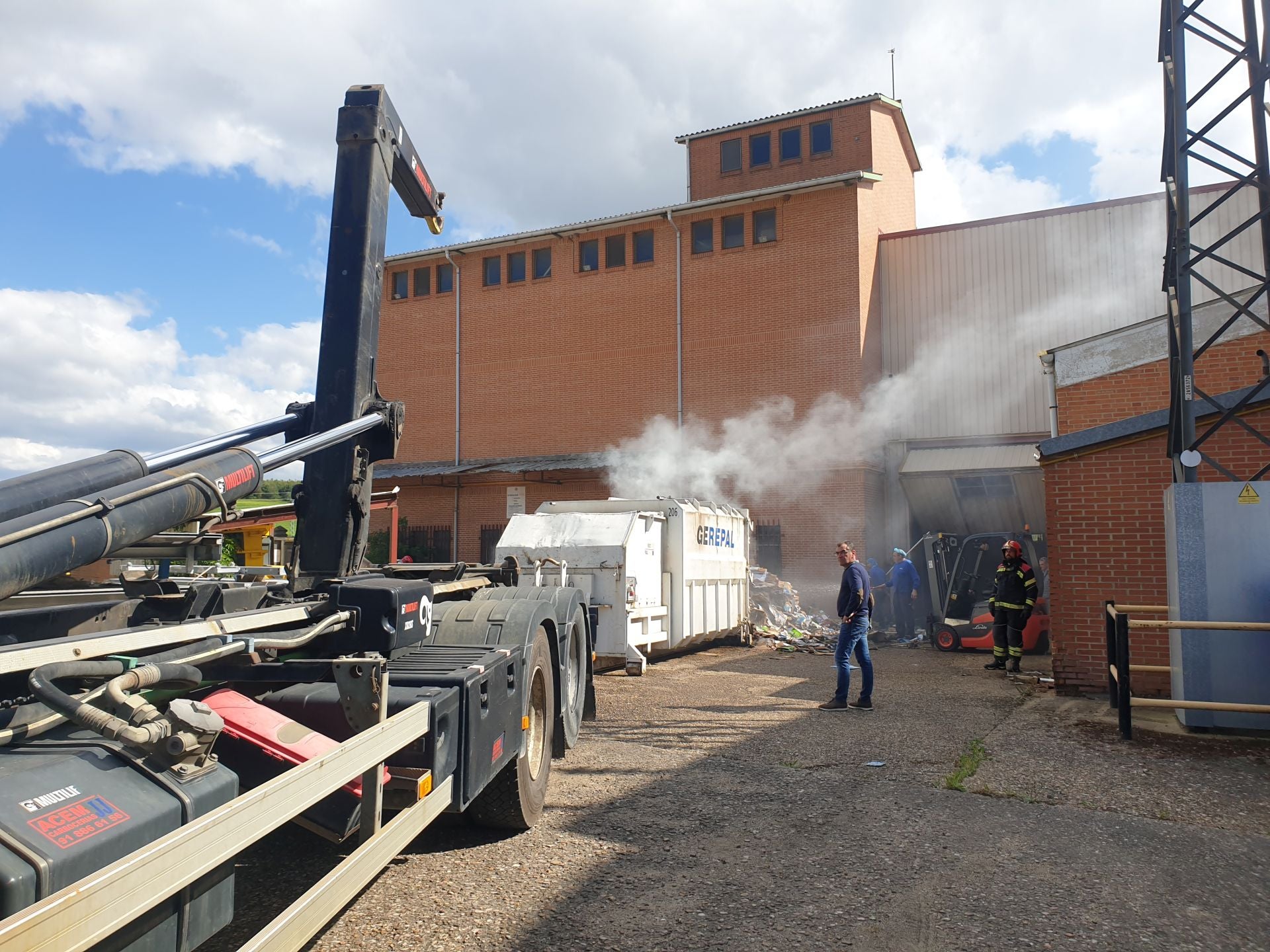 Incendio en la antigua fábrica de Gullón en Aguilar