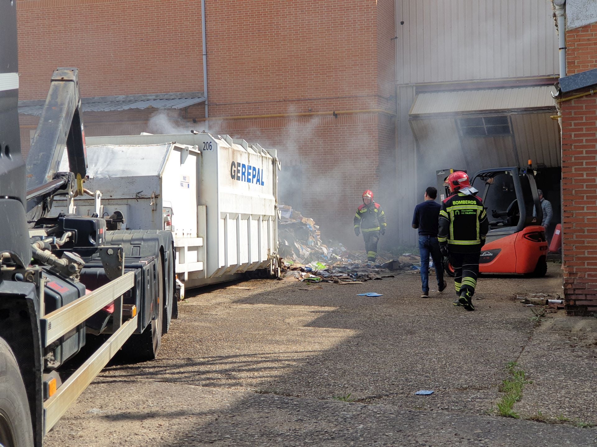 Incendio en la antigua fábrica de Gullón en Aguilar