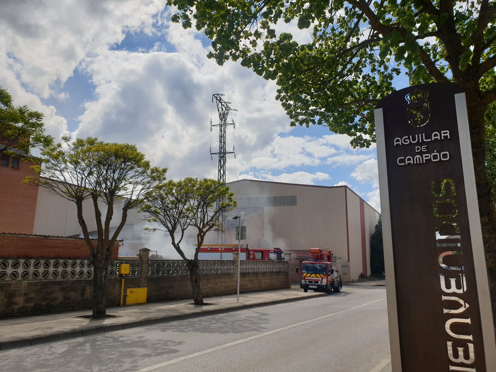 Incendio en la antigua fábrica de Gullón en Aguilar