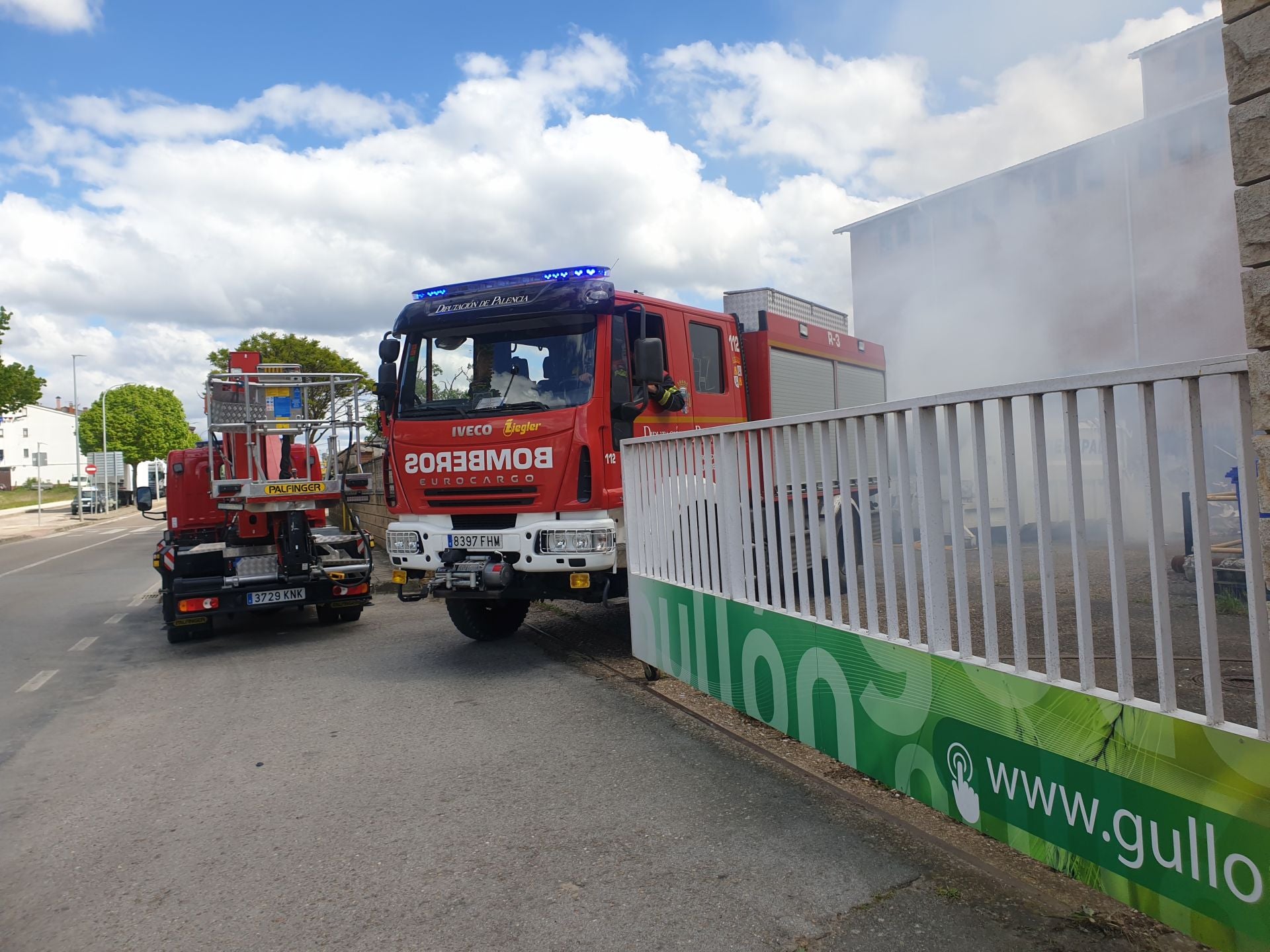 Incendio en la antigua fábrica de Gullón en Aguilar