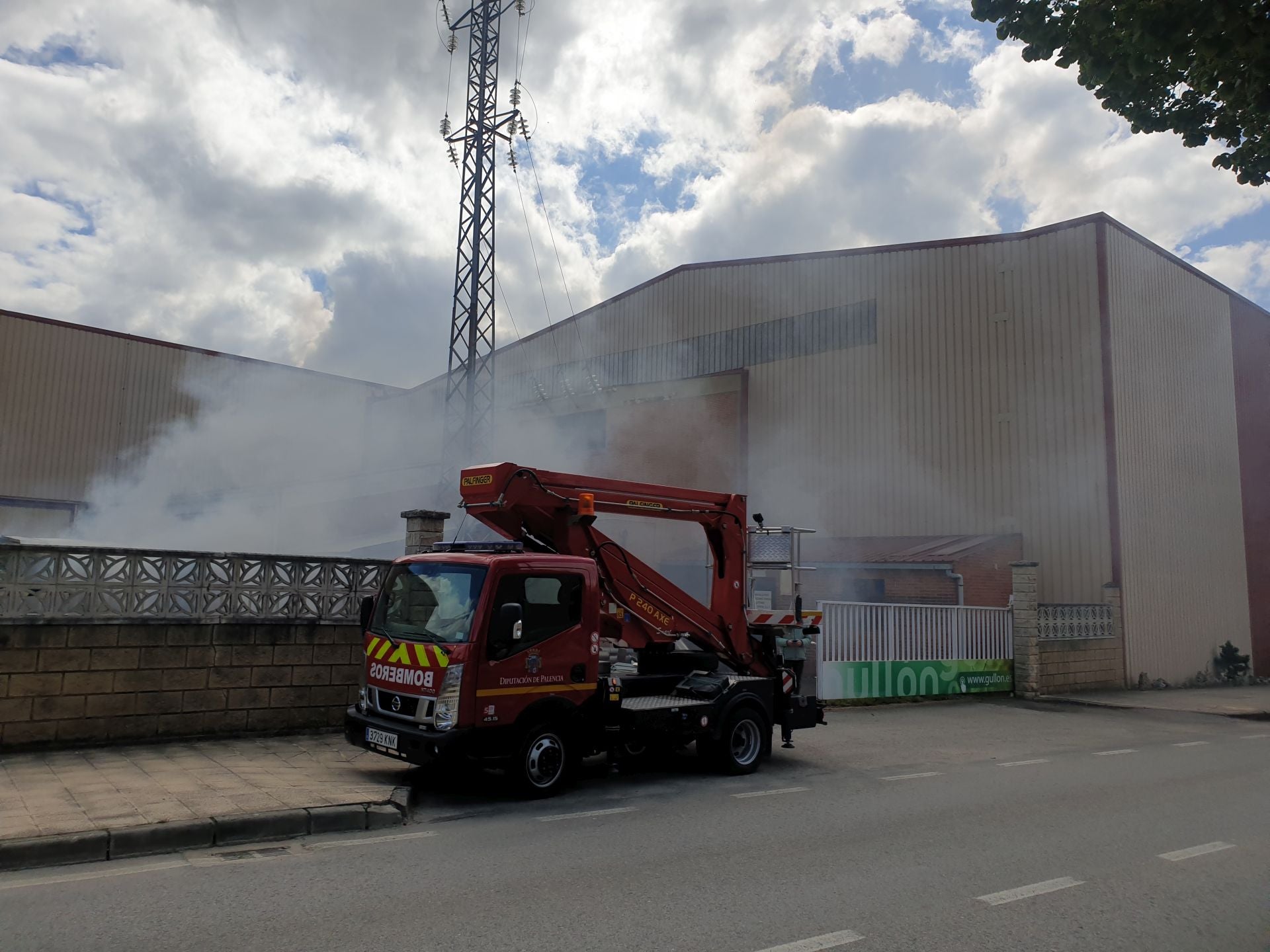 Incendio en la antigua fábrica de Gullón en Aguilar