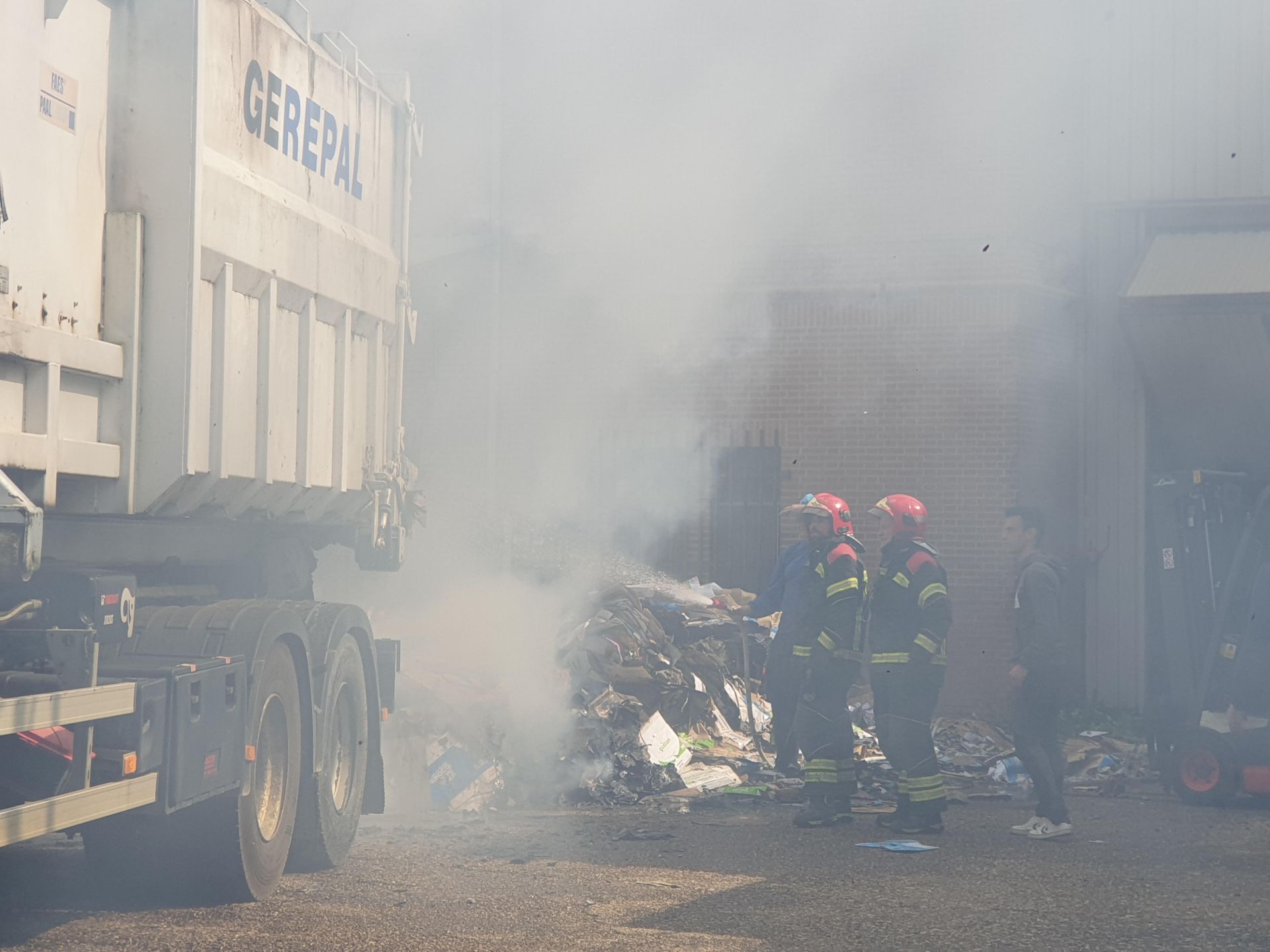 Incendio en la antigua fábrica de Gullón en Aguilar