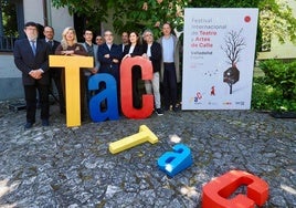 Organizadores y colaboradores del TAC, en el jardín de la Casa de Zorrilla.