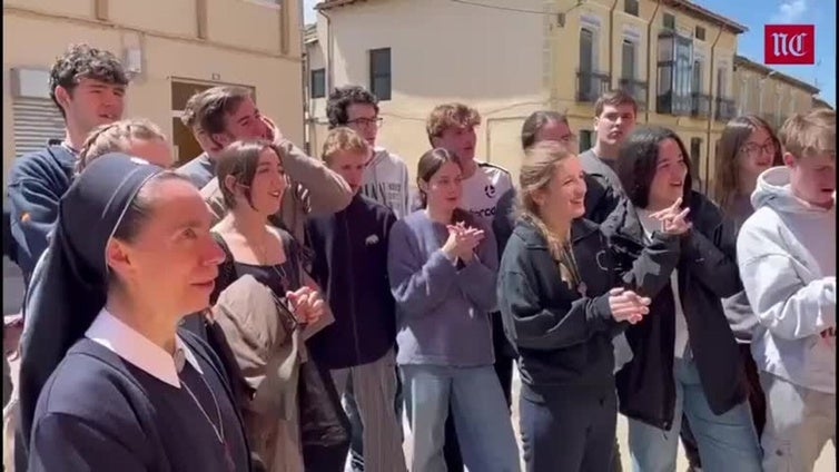 Familiares y amigos cantan el Cumpleaños feliz a Natividad Sanabria que cumple 108 años