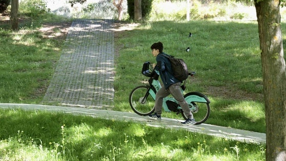 Juan Pérez, miembro de la Asamblea Ciclista de Valladolid, asciende por el carril bici de Parquesol.