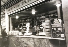 El puesto de la Granja Luisa en el mercado de El Campillo en 1952.