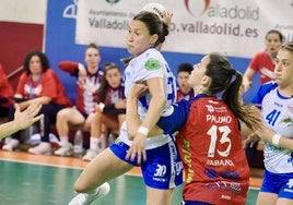 Martina Romero, espectacular partido el suyo, busca el pase ante la oposición de Palomo.