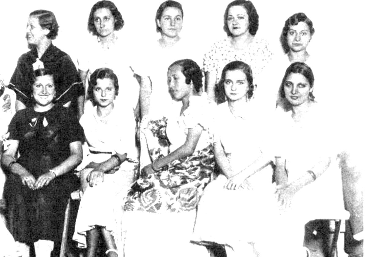 Imagen principal - Arriba, Manolita Serrano, en el centro, elegida Miss Círculo Vallisoletano en septiembre de 1934. Abajo, asistentes a una fiesta organizada por la asociación en 1933 y premiadas en una verbena del Círculo.