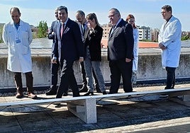 Los consejeros Fernández Carriedo y Vázquez, en una de las zonas de la cubierta del Hospital Universitario Río Hortega con placas instaladas.