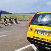 Vehículo de la agrupación local de voluntarios de Protección Civil de Laguna de Duero durante una actuación preventiva en el gran premio ciclista Ayuntamiento de Mojados 'Memorial Juan Luis Vara Lorenzo'.
