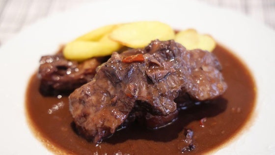 El rabo de toro servido en el restaurante La Sal