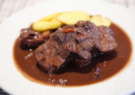 El rabo de toro servido en el restaurante La Sal