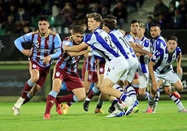 Jugada del partido del pasado viernes entre la Segoviana y la Real Sociedad B.