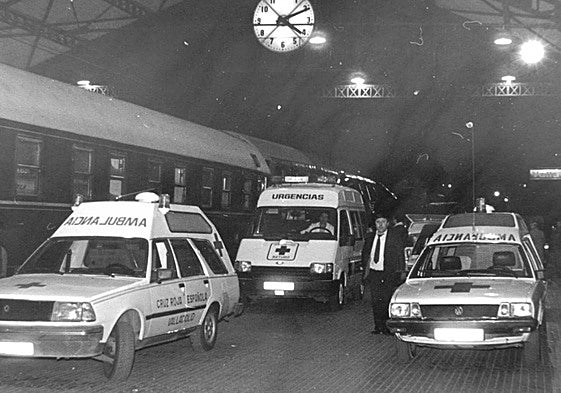 El vagón de carga del expreso de Cantabria aparece incrustado en el último coche-cama del mismo convoy, tras ser impulsado por la locomotora del 'Costa Vasca', en el accidente ocurrido en 1988 en la Estación de Campo Grande de Valladolid.