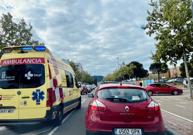 Retenciones en el acceso al aparcamiento del complejo sanitario.