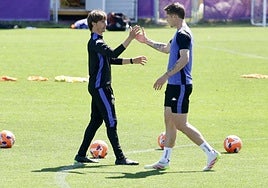Álvaro Rubio saluda a Nikitshcer en un entrenamiento en los Anexos.