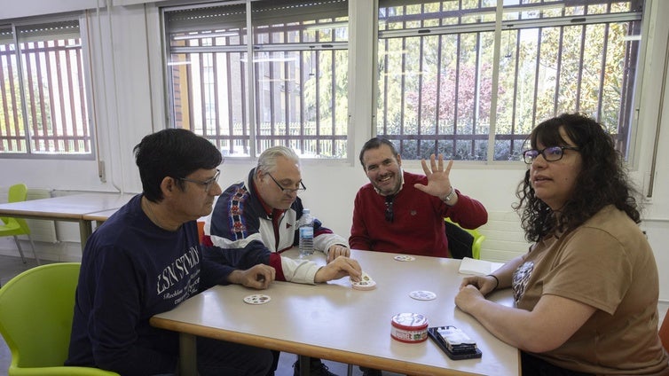 Usuarios de Camino juegan junto a la trabajadora social.